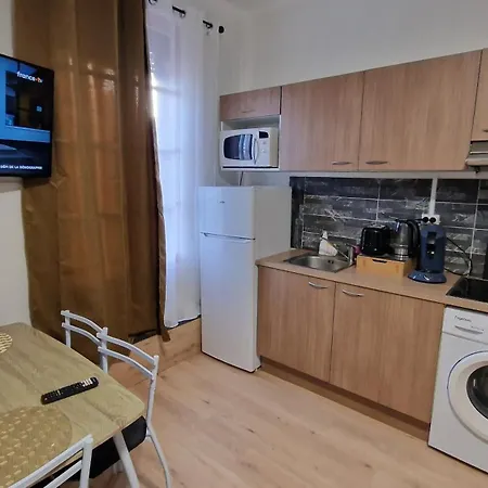 Appartement T2 Au Calme 10 Min De Metro Barriere De Paris , Lavache